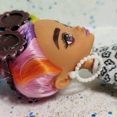 Barbie Extra Mini like new with cracked sunnies