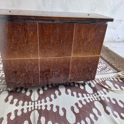 Heat accumulator used with fire bricks for economical heating