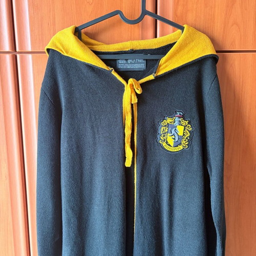 Harry Potter knit Hufflepuff cape size M like new