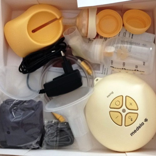 Medela Swing electric breast pump with Philips Avent storage bags