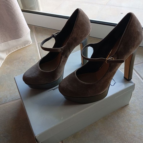 Jessica Simpson pumps like new, size 38, gray suede