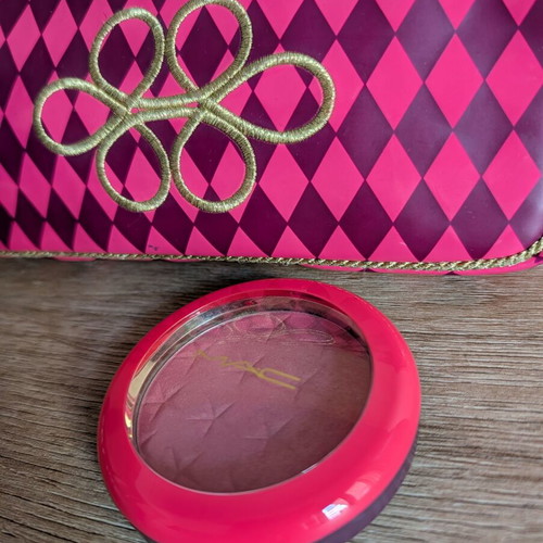 MAC Nutcracker Sweet Magic Dust Powder Sweet Vision like new with collectible pouch