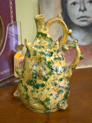 Μεταχειρισμένο Μεσογειακό Αντικέ Αγγείο Κεραμικής με Γλυπτή Διακόσμηση