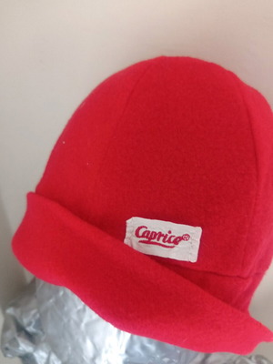 Червена плетена шапка Caprice леко употребявана