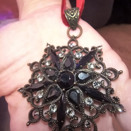 Handmade pendant like new with adjustable velvet strap black and red