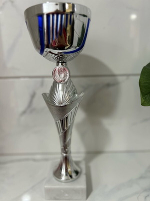 Наградна купа като ново, висока 31.5 см, с мраморна основа