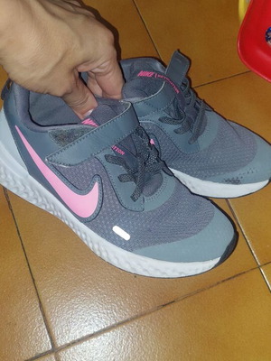 Αθλητικά παπούτσια Nike νούμερο 33, γκρι και ροζ