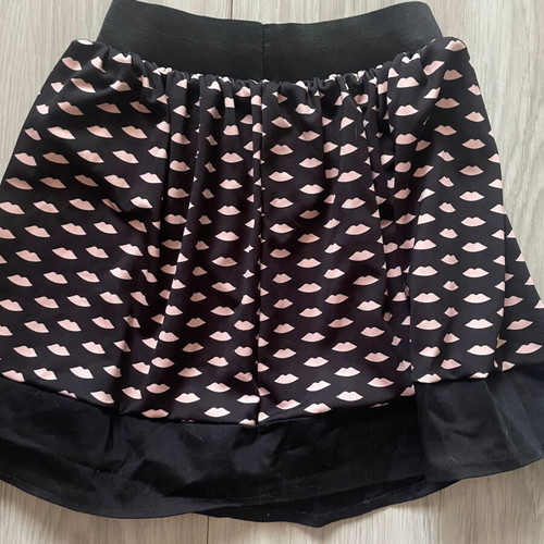 Short skirt like new, black with pink patterns, size S