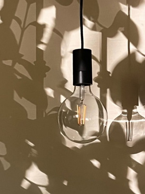 Pendant ceiling lights like new, set of 2 single bulbs