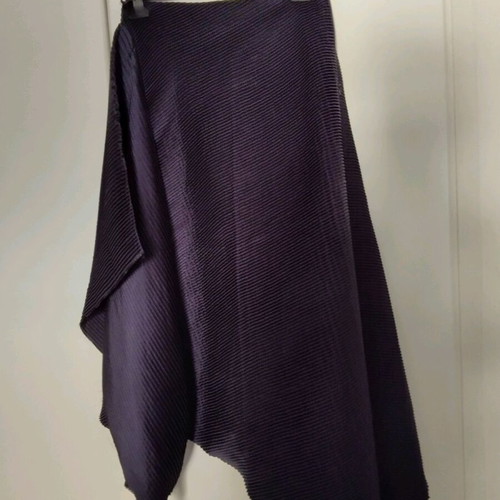 Skirt like new, unique designer purple, size M
