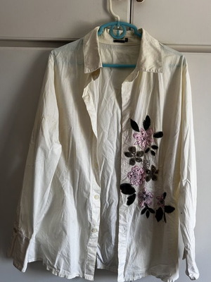 Vertice women's shirt 4XL used, off-white with embroidery