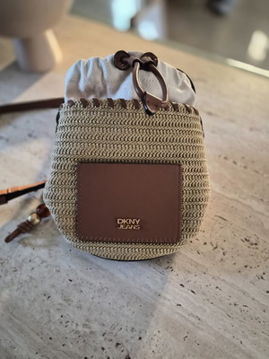 DKNY Jeans ψάθινη τσάντα bucket με καφέ δερμάτινες λεπτομέρειες
