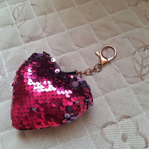 Heart-shaped keychain used with sequins and two-tone effect