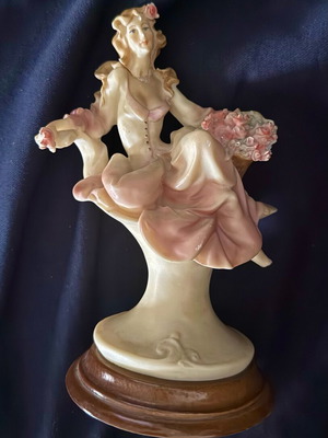 Vintage figurine "Lady with Flowers" style Giuseppe Armani like new