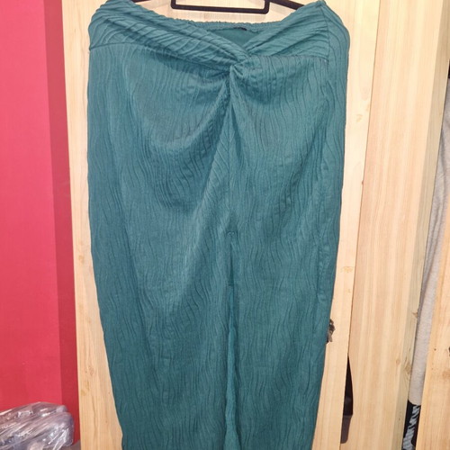 Skirt green size L like new with slit