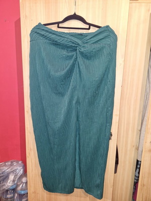 Skirt green size L like new with slit