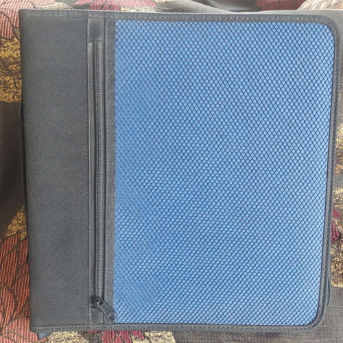Fabric case for 120 CD/DVD like new with zipper and handle