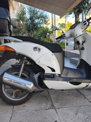 Σκούτερ Honda FES 125 μεταχειρισμένο, άσπρο, αυτόματο, βενζίνη