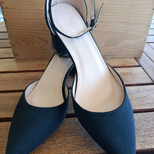 Flyfor Pointed Heels with Strap New, Black Size 40