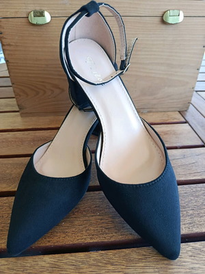 Flyfor Pointed Heels with Strap New, Black Size 40