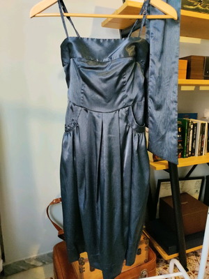 Cocktail φόρεμα Attrattivo σατέν, μέγεθος XS, με ζώνη και τσέπες