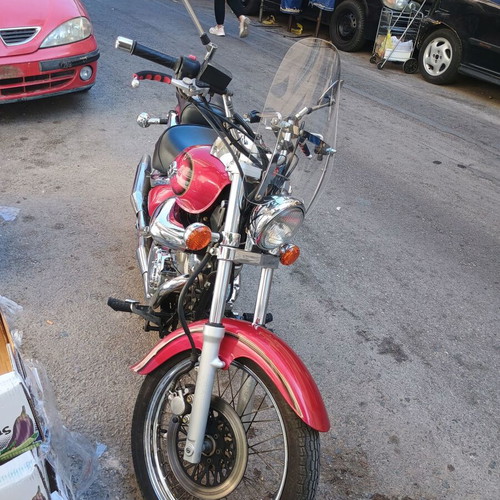 Suzuki VL 250 motorcycle 2000, like new, 250 cc, manual, red