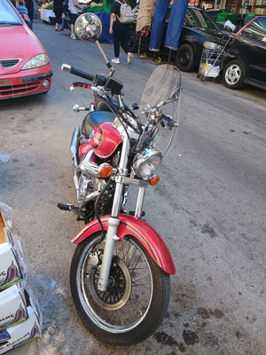 Suzuki VL 250 motorcycle 2000, like new, 250 cc, manual, red