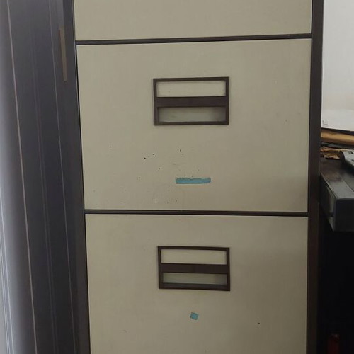 Filing cabinet like new with 4 deep drawers, metal, lockable