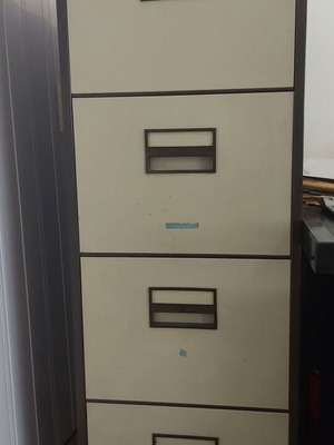 Filing cabinet like new with 4 deep drawers, metal, lockable