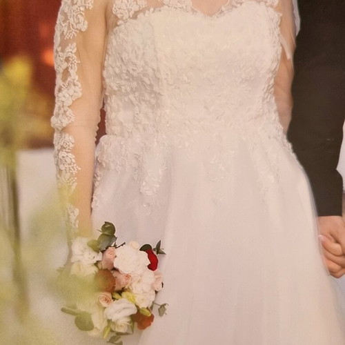 Wedding dress like new with sleeve, unique design, size M