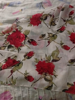 Light floral scarf like new with red rose and green leaf patterns 77x80cm