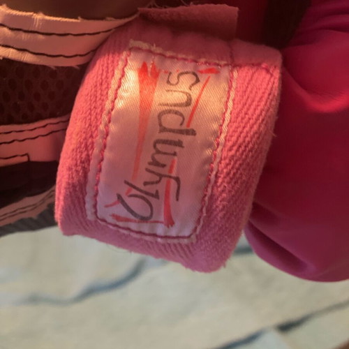 Women’s boxing gloves like new with free hand wraps