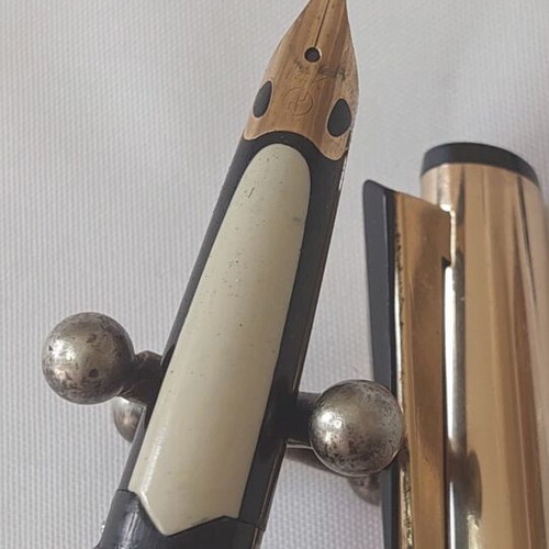 Sailor KC300 Deluxe Rocket pen used with 14k gold nib in case