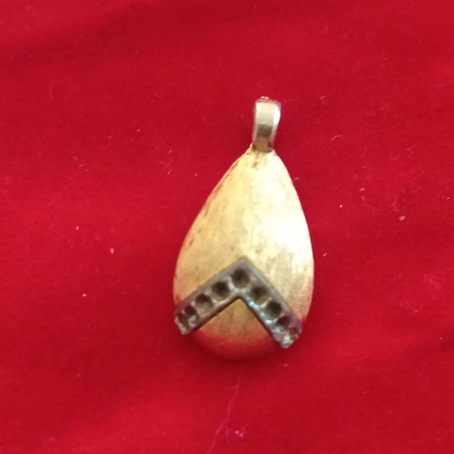 Teardrop pendant like new, gold color with bail