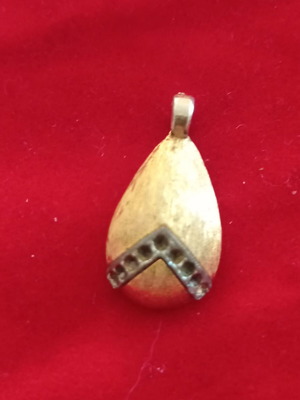Teardrop pendant like new, gold color with bail