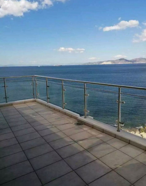 Πολυτελής μεζονέτα επί της οδού Ακτής Θεμιστοκλέους στον Πειραιά-Πειραϊκή.