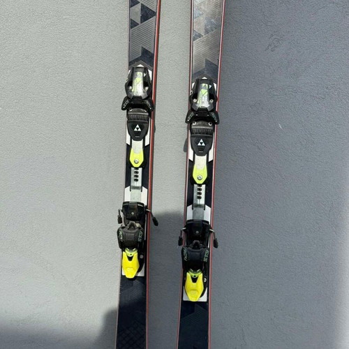 Fischer The Curv ski used, height 1.71