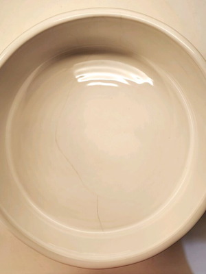Pyrex heat-resistant cookware used with slight crack, 27cm diameter