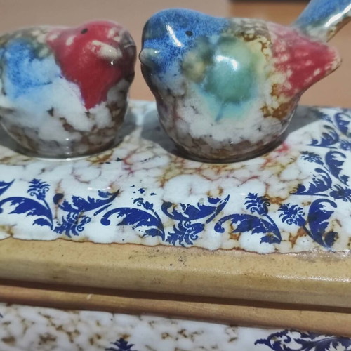 Ceramic vintage jewelry box like new with birds and blue white pattern