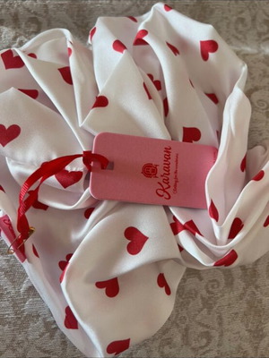 Karavan scrunchie with red hearts