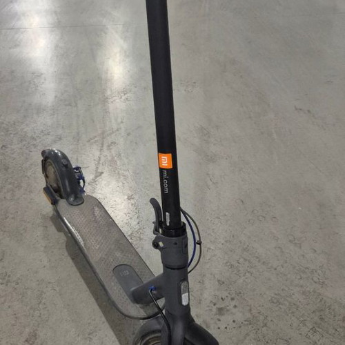 Xiaomo Mi Electric Scooter 3 with charger and phone mount