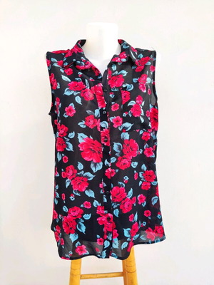 Floral sleeveless shirt black like new, size L with pocket