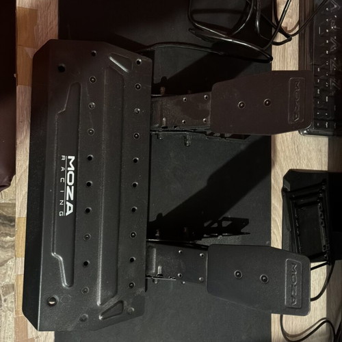 Moza R5 bundle racing wheel like new for PC