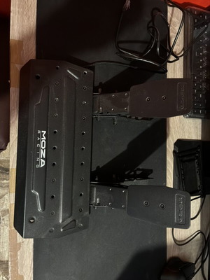 Moza R5 bundle racing wheel like new for PC