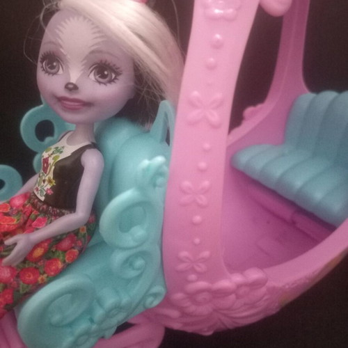 Enchantimals Mattel set with Royal Rolling Carriage and Sage Skunk doll