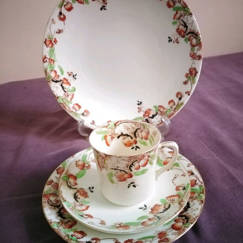 Collectible tea set four pieces fine English porcelain like new