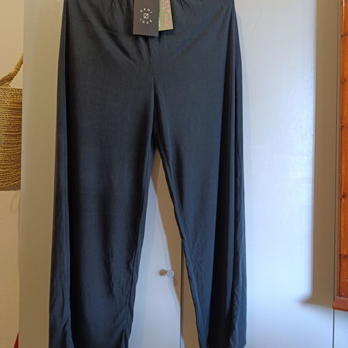 Black women's pants new with elastic waist, sizes M and L