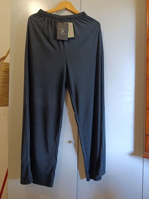 Black women's pants new with elastic waist, sizes M and L