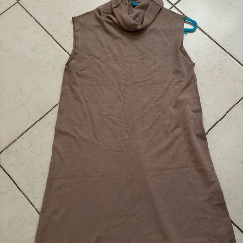 Sleeveless dress with turtleneck and brown belt used