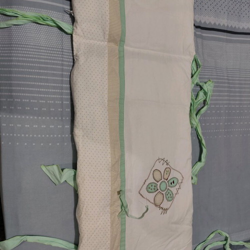 HRA crib bumper pad like new, dimensions 2x0.40